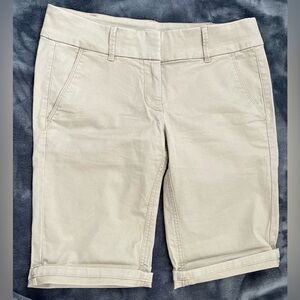 Ann Taylor LOFT khaki Women’s Size 2 Skinny Bermuda Shorts